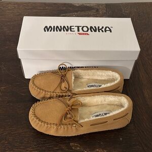 New in Box Minnetonka Lynda Trapper slippers. Sz 7